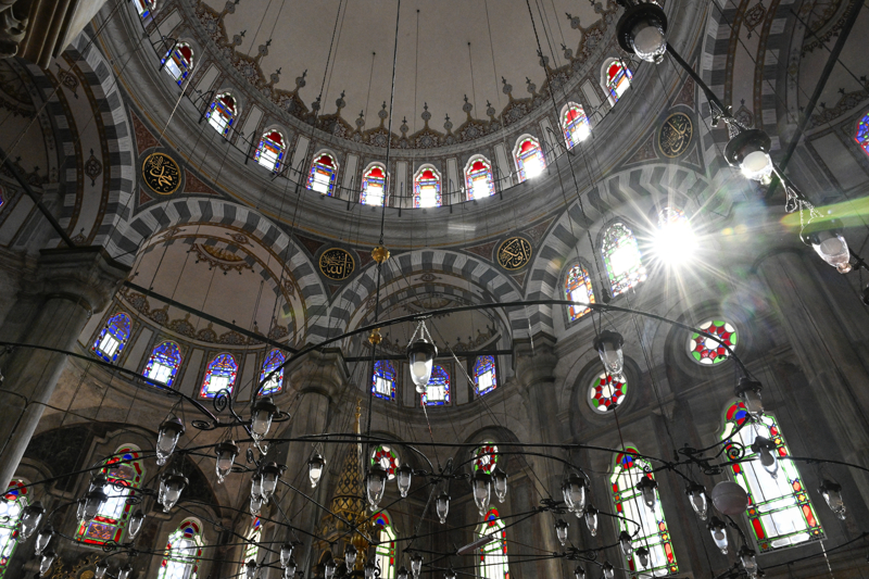 <p>Laleli Camisi'nin bulundu�u alan�n ayn� zamanda ticaret b�lgesi oldu�una i�aret eden Sayg�l�, 'Buras� ayn� zamanda bir ticaret b�lgesi oldu�u i�in alt kat�, yani giri� kat� ticari yap�lar i�in d�kkan olarak kullan�l�yor ve onun �zerine ayr� bir kotun �zerine cami in�a ediliyor. Asl�nda bir nevi burada, daha �nceki y�zy�llarda yap�lan R�stem Pa�a Camisi'nde oldu�u gibi, zemin alan�n� ticari faaliyetlerle de�erlendirip vakfiyeye bir gelir elde etmek ve camiyi biraz daha yukar�ya kurgulayarak daha an�tsal ve daha g�zel, daha uhrevi bir g�r�nt� vermek gibi bir amac� da var.' diye konu�tu.</p>