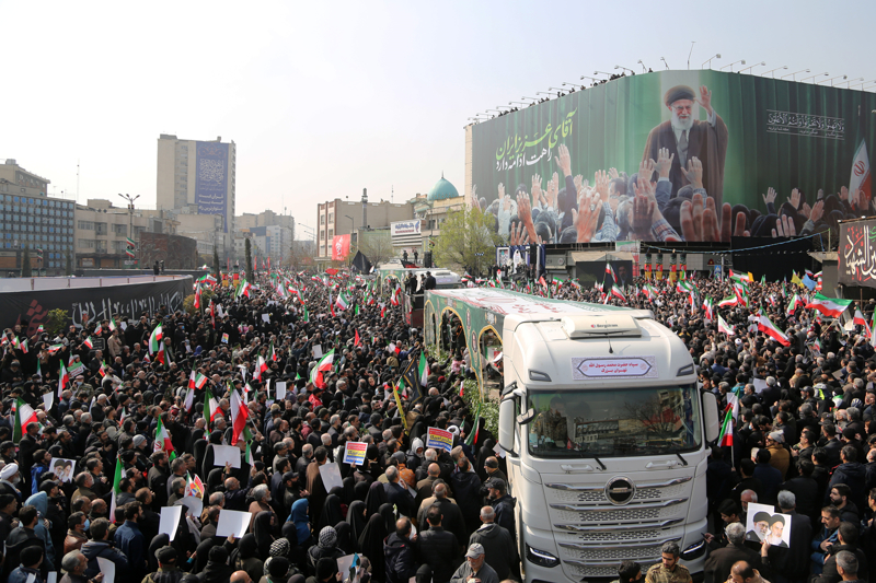 <p>Sald�r�larda hayat�n� kaybeden �st d�zey askeri yetkililerin yan� s�ra �ocuklar�n naa�lar� da �nk�lap Meydan�'na getirildi.</p>