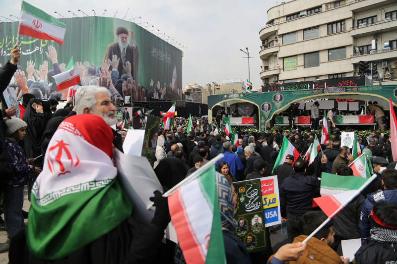 <p>Cenaze t�renini g�zya�lar� i�erisinde takip eden halk burada, ABD, �srail ve �ngiltere aleyhine sloganlar atarak cenaze konvoyuna e�lik etti.</p>