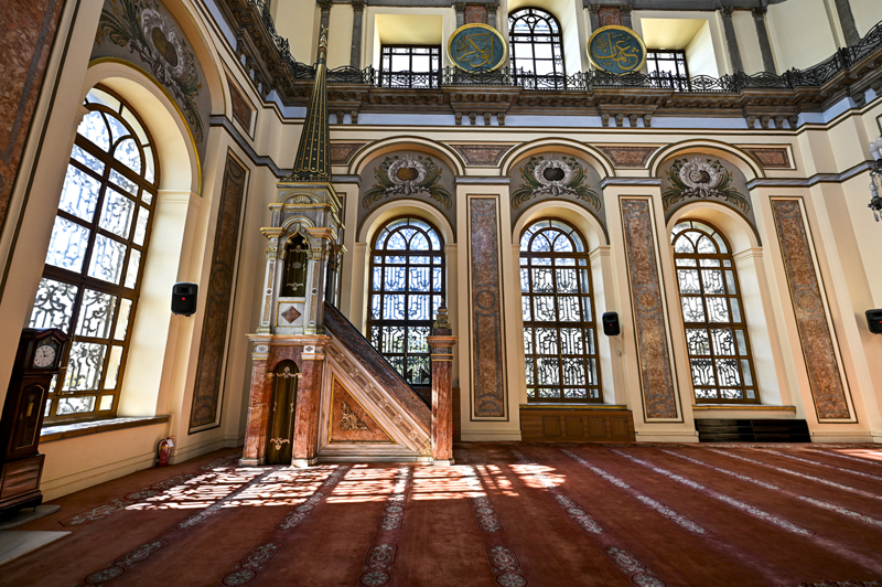 <p>Dolmabah�e Camisi yaln�zca bir ibadet mekan� de�il ayn� zamanda saray �evresindeki t�ren ve resmi kullan�mlarla ili�kilendirilen bir yap� olarak da dikkati �ekiyor. Dolmabah�e Saray� ile kurdu�u mekansal ili�ki sayesinde cami, �stanbul Bo�az�'n�n en dikkati �ekici mimari yap�lar�ndan biri olarak kabul ediliyor.</p>