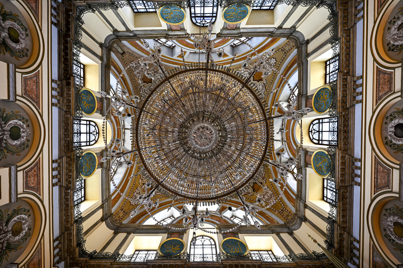 <p>Caminin iki minaresi zarif oranlar�yla yap�n�n siluetini tamamlarken, caminin giri� d�zeni ve cephe s�slemelerinde ise Bat� mimarisinin etkileri a��k �ekilde g�r�l�yor.</p>