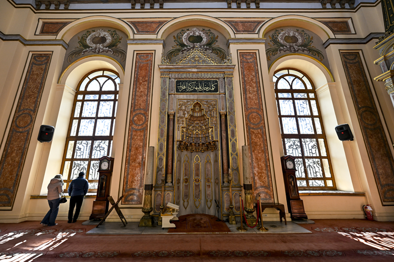 <p>Caminin �n cephesini iki yandan saran H�nkar Kasr�, yap�ya k���k bir saray g�r�n�m� kazand�r�rken, 1948-1961 y�llar� aras�nda H�nkar Kasr� ile birlikte Deniz M�zesi olarak kullan�lan cami, m�zenin yeni binaya ta��nmas�n�n ard�ndan yeniden ibadete a��ld�. Yap� en son 1966 y�l�nda Vak�flar Genel M�d�rl��� taraf�ndan restore edildi.</p>