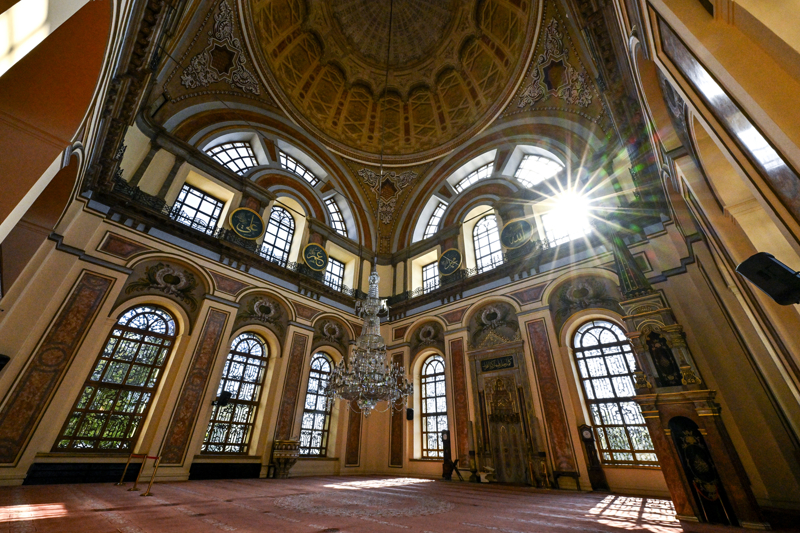 <p>Mimari a��dan camide klasik plan �emas�nda b�y�k bir de�i�iklik yap�lmazken, as�l d�n���m cephe d�zeni ve s�sleme program�nda g�r�l�yor. Geleneksel Osmanl� bezeme anlay���n�n yerini giderek Bat� k�kenli motifler ve eklektik s�sleme anlay��� al�rken Dolmabah�e Camisi, 19. y�zy�l Osmanl� mimarisinde ya�anan bu de�i�imi yans�tan �nemli �rneklerden biri olarak de�erlendiriliyor.</p>