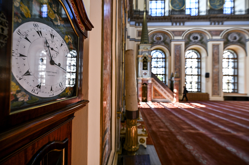 <p>Bug�n mimari �zellikleri ve bulundu�u konum itibar�yla �stanbul'un �nemli tarihi yap�lar� aras�nda g�sterilen Dolmabah�e Camisi, Osmanl� mimarisinde Bat� etkilerinin belirginle�ti�i, barok, rokoko ve ampir etkilerinin g�r�ld��� ge� d�nem selatin camilerinden biri olarak de�erlendiriliyor.</p>