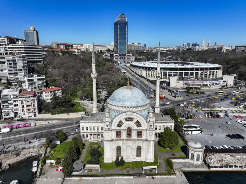 <p>Do�anay, Dolmabah�e Camisi'nin b�y�k selatin camiler gibi revakl� avluya sahip olmad���n� kaydederek, 'Topkap� Saray�'ndan sonra Dolmabah�e Saray�'na devlet y�netimi ta��n�nca saray�n hemen yan� ba��nda padi�ah�n ayn� zamanda cuma selaml���na da ��kabilmesi i�in bir cami kurulmas� ihtiyac� do�mu�. Bezmialem Valide Sultan Camisi'nin asl�nda �n�nde bir avlusu bulunmakla birlikte yol �al��malar� ve oraya yap�lan stadyumdan dolay� mekan d�zenlemesinden baz� k�s�mlar� kald�r�lm��t�r.' diye konu�tu.</p>