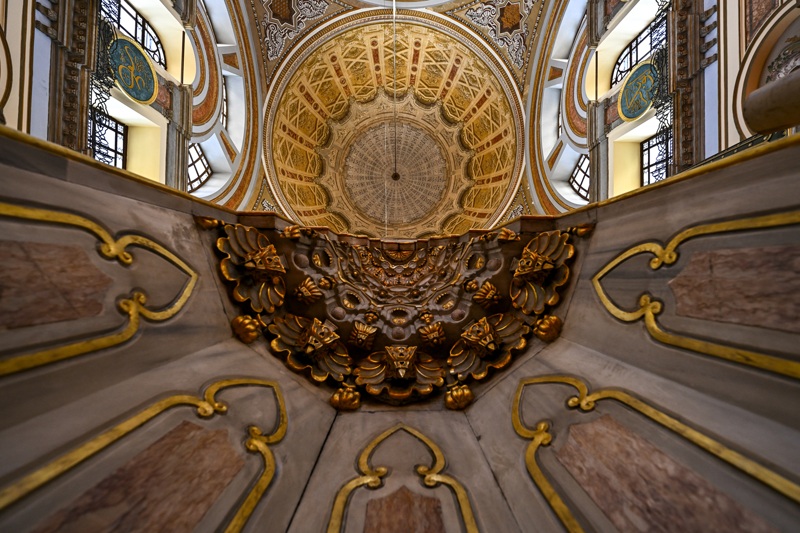 <p>Marmara �niversitesi �lahiyat Fak�ltesi T�rk-�slam Sanatlar� Tarihi Ana Bilim Dal� ��retim �yesi Prof. Dr. Aziz Do�anay, AA muhabirine, Dolmabah�e Camisi'nin mimari yap�s�n�, konumunu ve �nemini, i� bezemelerini, hat ve tezyinat�n� anlatt�.</p>