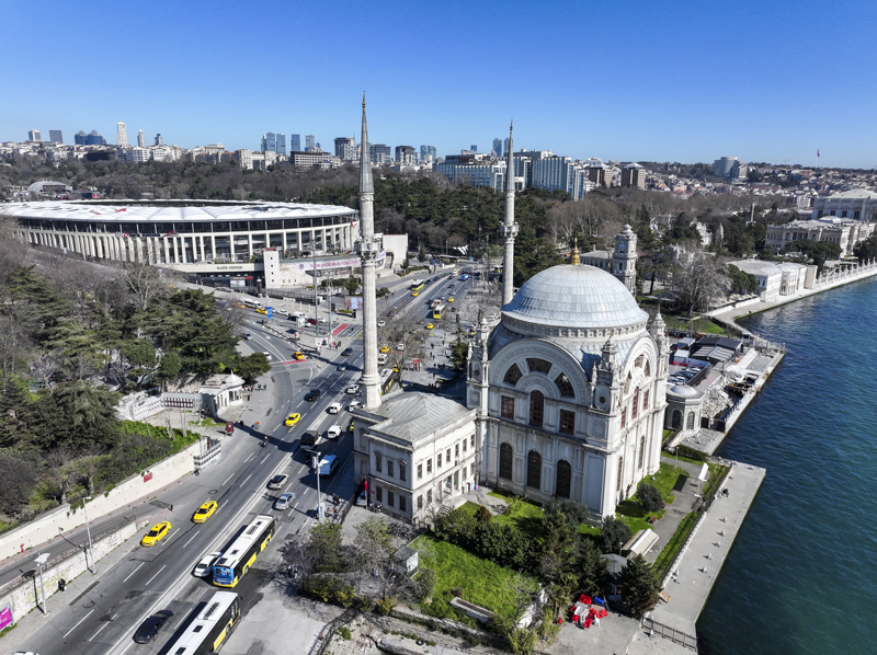 <p>Caminin sahil camilerinin genel �zelliklerini ta��d���n� belirten Do�anay, Nusretiye Camisi, B�y�k Mecidiye Camisi, Bezmialem Valide Camisi gibi bu tarz camilerin genellikle d�rt paye �zerine oturdu�unu ve bir kubbe �n�nde h�nkar kasr�yla birlikte tasarland���n� aktard�.</p>