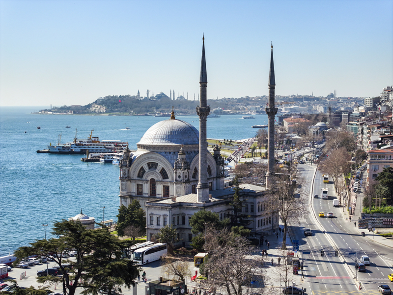 <p>Do�anay, caminin Cumhuriyet d�neminde deniz m�zesine d�n��t�r�ld���n� ve saray kay�klar�n�n burada sergilendi�ini, 27 May�s darbesinde Yass�ada'yla irtibat kurulan bir ofis olarak kullan�ld���n�, daha sonra tekrar camiye �evrildi�ini s�zlerine ekledi.</p>