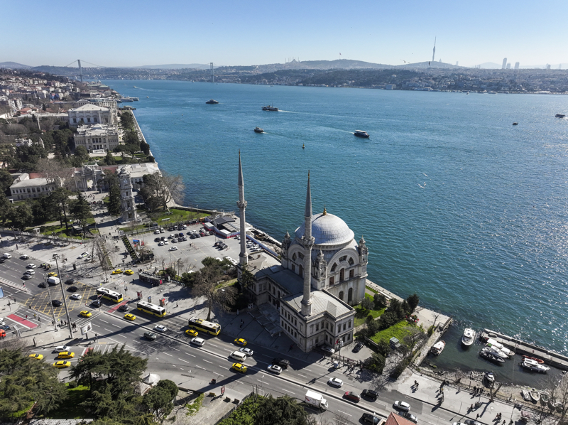 <p>Caminin giri�indeki b�l�m�n, h�nkar k�sm�n�n asl�nda Osmanl�'n�n kurulu� d�neminde Bursa yap�lar�nda g�r�len imaret camilerine benzedi�ine de�inen Do�anay, kurulu� d�neminde daha �ok tasavvufi y�n�yle �ne ��kan yap�lar�n burada siyasi y�n�yle �ne ��kar�ld���n� s�yledi.</p>