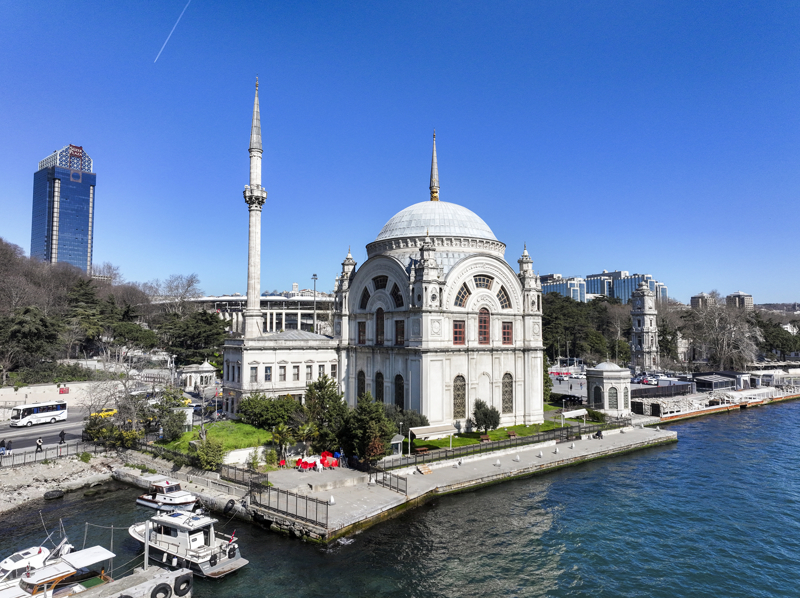 <p>Do�anay, caminin tezyinat ve mimari �slubunun Bat�'y� yans�tt���n� ifade ederek, �unlar� aktard�:</p>