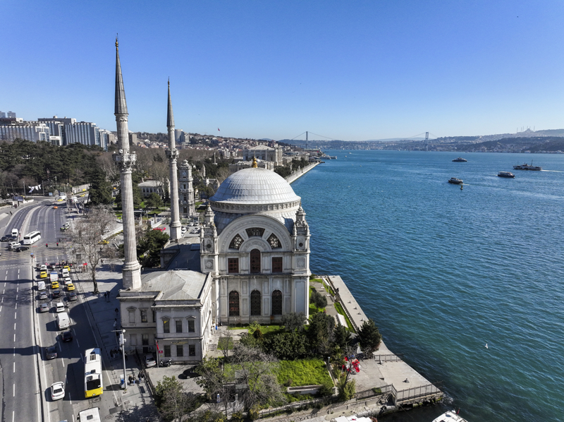 <p>'O d�nem ince minare yap�lmas� modas� var. Caminin minareleri biraz kal�nca yap�ld��� i�in padi�ah taraf�ndan inceltilmesi istenmi�. Minarelerin d�� y�zeyi ince tarakla taranarak inceltilmi� ve bu sebepten dolay� da f�rt�nayla zarar g�rm��, y�k�lm��, yeniden in�a edilmi�. Cami d�rt paye �zerine birer kemer ve �st�ne bir kubbeden olu�tu�u i�in kemer i�leri bo�luk olu�turmaya m�sait oldu�undan �ok say�da geni� pencereye sahip. Dolay�s�yla caminin i�i olduk�a ayd�nl�k. Mermer kabartmas�, kalem i�i tezyinat� daha �ok barok, ampir aras� �slup �zellikleri ta��yor.'</p>