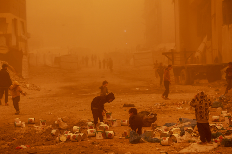 <p>Ba�ta kronik g���s hastal�klar�ndan muzdarip ki�iler olmak �zere yerinden edilen Filistinliler, y�rt�k �ad�rlardaki g�venlik eksikli�i nedeniyle kum f�rt�nas� sonucunda sa�l�k problemleri ya�amaktan endi�e ediyor.</p>