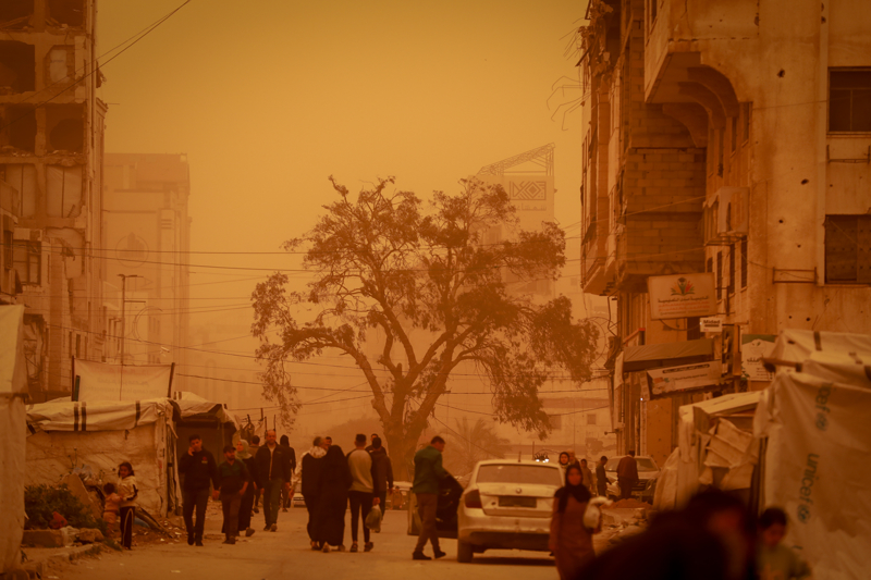 <p>G�venlik ve bar�nma ko�ullar�n�n neredeyse bulunmad��� ortamda kum f�rt�nas�n�n, zaten zor �artlarda ya�ayan yerinden edilmi� ailelerin y�k�n� daha da a��rla�t�rd��� belirtildi.</p>