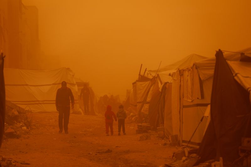 <p>Sosyal medyada payla��lan g�r�nt�lerde g��l� ve toz ta��yan r�zgarlar�n, yerinden edilen Filistinlilerin �ad�rlar�n� ve �evredeki a�a�lar� �iddetli �ekilde sarst��� g�r�l�yor.</p>