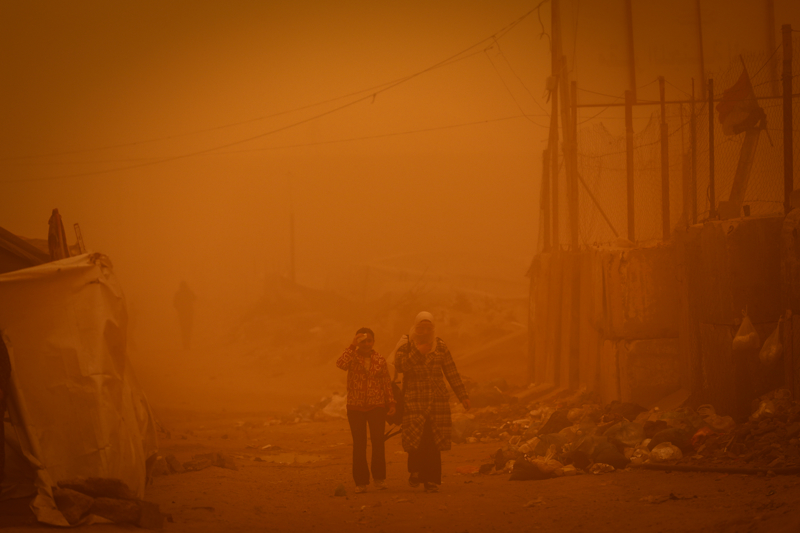 <p>Gazze'de �srail'in �iddetli sald�r�lar�ndan kurtulabilen Filistinliler, temel ihtiya�lar ve t�bbi malzemelerin eksikli�i, yer yer etkili olan �iddetli so�uk ve f�rt�nal� hava ile son olarak etkili olan kum f�rt�nas� nedeniyle ciddi zorluklar ya��yor.</p>