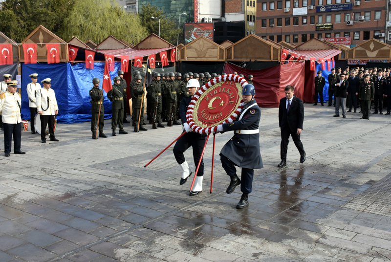 <p>K�r�kkale Cumhuriyet Meydan�'nda, 18 Mart �ehitleri Anma G�n� ve �anakkale Deniz Zaferi'nin 111. y�l d�n�m� dolay�s�yla t�ren d�zenlendi.</p>