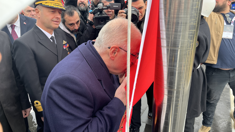 <p>T�rende, T�rkiye B�y�k Millet Meclisi (TBMM) taraf�ndan 1994 y�l�nda 253 bin �ehit ad�na 3972 say�l� Kanun'la �anakkale'ye verilen '�anakkale Ge�ilmez' yaz�l� alt�n madalya, Milli Savunma Bakan� Ya�ar G�ler taraf�ndan T�rk bayra��na toka edildi. Bakan G�ler'in alt�n madalya takmas�n�n ard�ndan �pt��� T�rk bayra��n�n g�ndere �ekilmesiyle sayg� duru�unda bulunuldu ve �stiklal Mar�� okundu.</p>