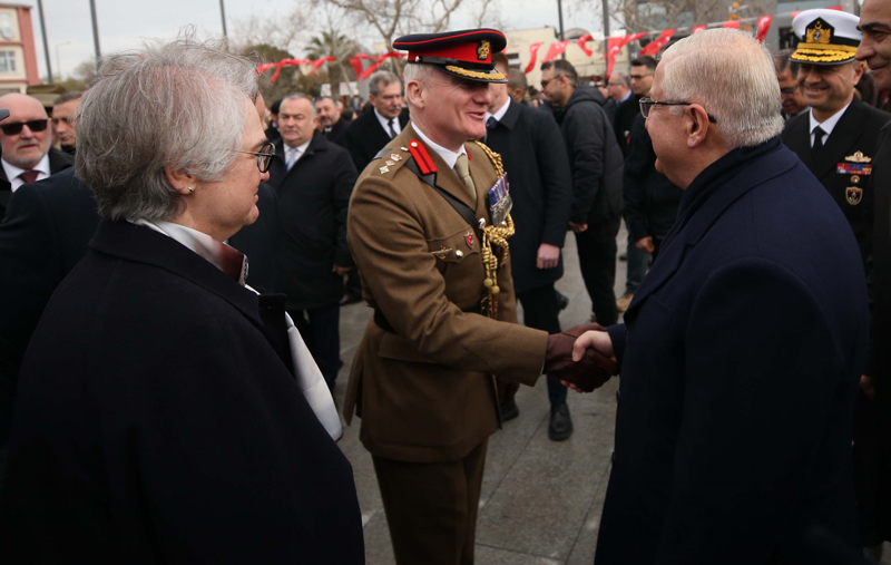 <p>Milli Savunma Bakan� Ya�ar G�ler, t�rende Birle�ik Krall�k Savunma Ate�esi Albay Jim Torbet ile selamla�t�.</p>