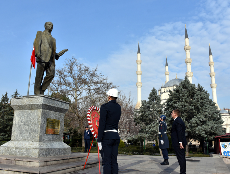 <p>T�rende, Vali H�seyin Engin Sar�ibrahim, Atat�rk An�t�'na �elenk sundu.</p>