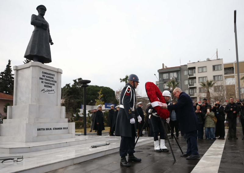 <p>Milli Savunma Bakan� Ya�ar G�ler, t�rende Atat�rk An�t�'na �elenk sundu.</p>