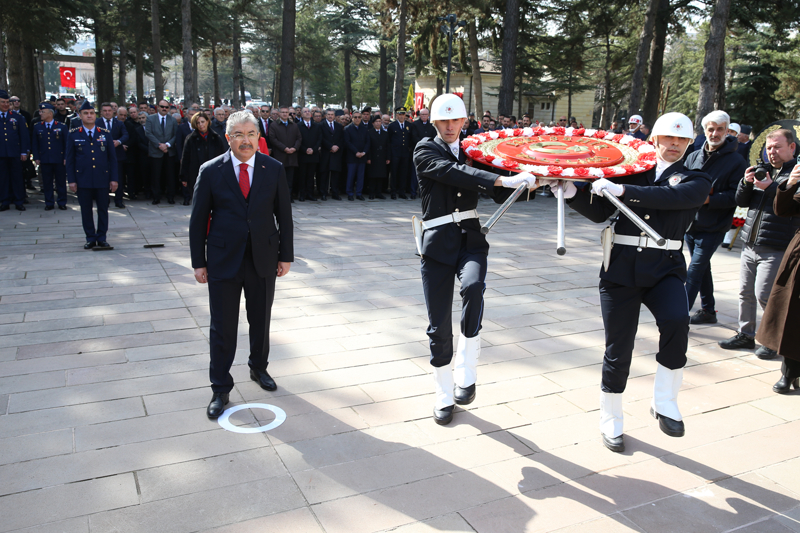 <p>Eski�ehir'de, 18 Mart �ehitleri Anma G�n� ve �anakkale Deniz Zaferi'nin y�l d�n�m� dolay�s�yla Hava �ehitli�i'nde t�ren d�zenlendi. T�rende, Eski�ehir Valisi Erdin� Y�lmaz (solda) taraf�ndan �elenk sunuldu.</p>