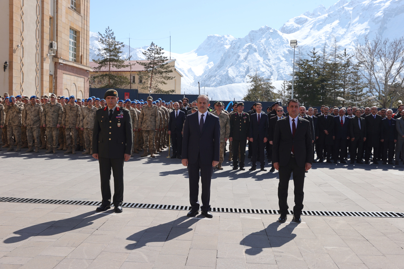 <p>T�rende, Vali ve Belediye Ba�kan Vekili �brahim Ta�yapan, Atat�rk An�t�'na �elenk sundu.</p>