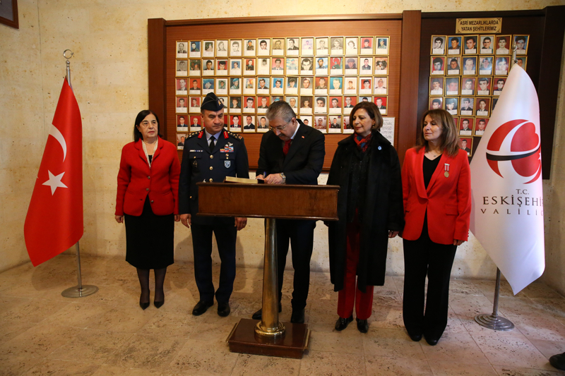 <p>T�rende Eski�ehir Valisi Erdin� Y�lmaz (sa�3) �ehitlik Defteri'ni imzalad�.</p>