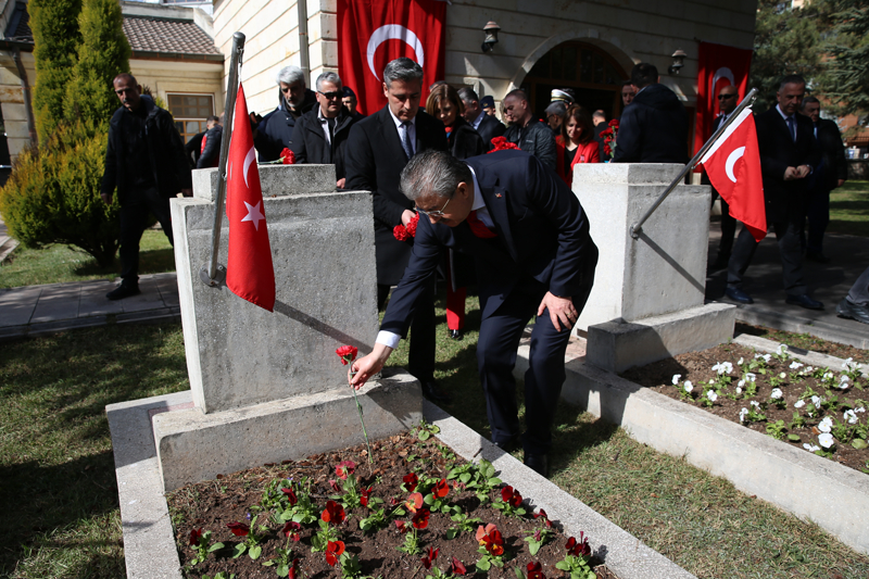 <p>Vali Erdin� Y�lmaz, �ehit mezarlar�na karanfil b�rakt�.</p>