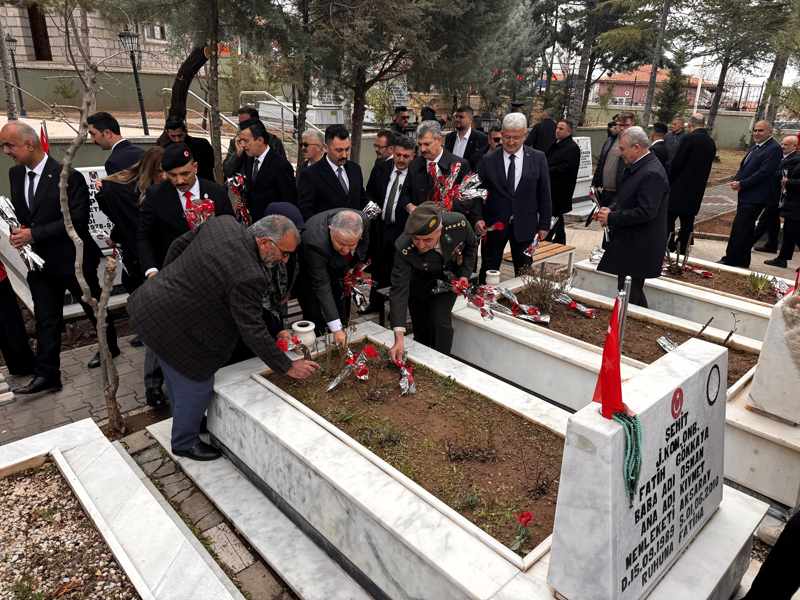 <p>Aksaray'da 18 Mart �ehitleri Anma G�n� ve �anakkale Deniz Zaferi'nin 111. y�l d�n�m� dolay�s�yla Aksaray �ehitli�i'nde t�ren d�zenlendi. T�ren'de �ehit mezarlar�na karanfil b�rak�larak dua edildi.</p>