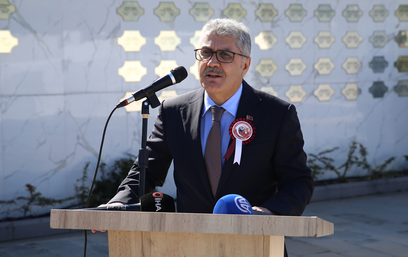 <p>Vali Cahit �elik, t�rende konu�ma yapt�.</p>