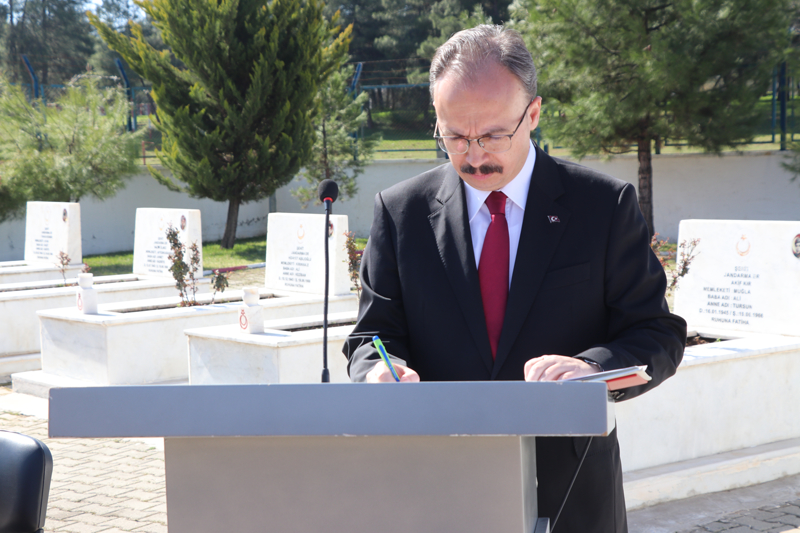 <p>Vali Kemal K�z�lkaya t�rende �ehitlik An� Defteri'ni imzalad�.</p>