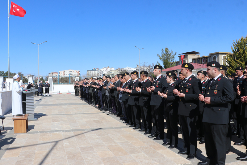 <p>Siirt'te 18 Mart �ehitleri Anma G�n� ve �anakkale Deniz Zaferi'nin 111. y�l d�n�m� dolay�s�yla Garnizon Komutanl��� �ehitli�i'nde t�ren d�zenlendi.</p>