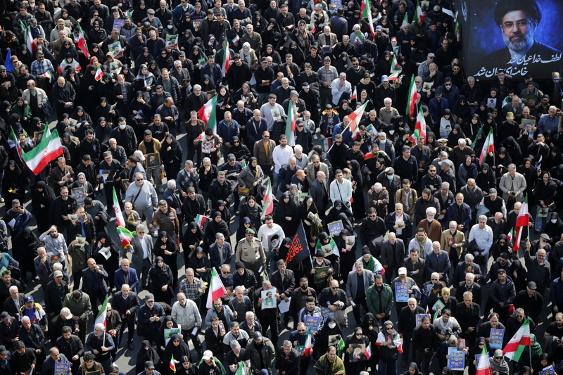 <p>Tahran'daki �nk�lap Meydan�'nda Laricani, S�leymani ve 84 asker i�in d�zenlenen cenaze t�renine binlerce �ranl� kat�ld�.</p>