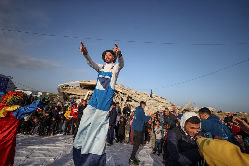 <p>�srail ordusunun sald�r�lar� nedeniyle zor y�llar ge�iren Filistinliler, ate�kesin sa�lanmas�yla bayram co�kusu ya��yor. Gazze �ehri'nin merkezindeki El-Saraya Meydan�, bu y�l bayram namaz� i�in Filistinliler ile doldu. �srail sald�r�lar�n�n a��r �artlar�na ra�men meydan� dolduran kalabal�k, bayram namaz�n� eda etti.</p>