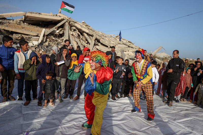 <p>Bayram hutbesinde, toplumsal dayan��man�n g��lendirilmesi, aile ba�lar�n�n korunmas� ve hayat�n� kaybedenler ile yaralananlar�n ailelerine destek olunmas� �a�r�s�nda bulunuldu. Ayr�ca s�regelen zorluklar kar��s�nda Filistin birli�inin �nemi vurguland�.</p>