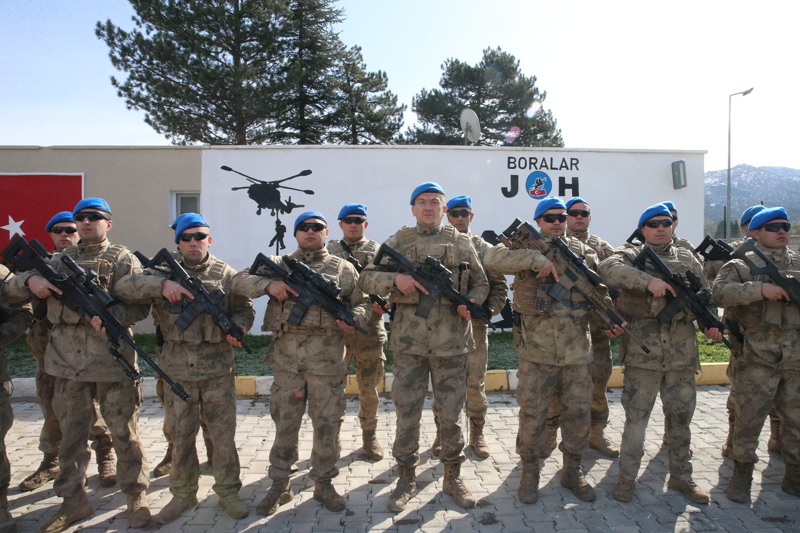 <p>Pusu ve pusudan kurtulma e�itimlerinde �st�n ba�ar� g�steren komandolar, spor ve at��lardaki performanslar�yla dikkati �ekiyor.</p>