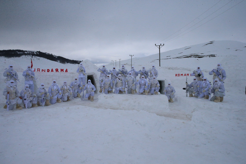 <p><b>'Boralar'�n do�al afetlerde de g�rev yapt���na dikkati �eken Arslank�ran, ��yle devam etti:</b></p><p><b><br></b></p><p>'2021 Karadeniz sel felaketleri ile 'asr�n felaketi' olarak nitelendirilen Kahramanmara� merkezli depremlerde, �zellikle Nurda�� b�lgesinde y�r�t�len kritik arama-kurtarma �al��malar�nda �nemli g�revler �stlenmi�lerdir. Boralar i�in vatan savunmas�, yaln�zca s�n�rlar�m�zla s�n�rl� de�ildir. �lkemizin g�venli�inin ba�lad��� her co�rafya g�rev anlay���m�z�n bir par�as�d�r. Bu bilin�le �anl� bayra��m�z� s�n�r �tesinde de gururla temsil ettik. Bu kapsamda 2019 ve 2022 y�llar�nda Suriye'nin Bab b�lgesinde g�rev alarak, b�lgenin huzur ve g�venli�inin tesisine y�nelik stratejik faaliyetler icra ettik. S�z konusu g�revler s�ras�nda hem b�lge halk�n�n g�venli�ine katk� sa�lanm�� hem de �lkemize y�nelebilecek tehditler kayna��nda bertaraf edilmi�tir.'</p>