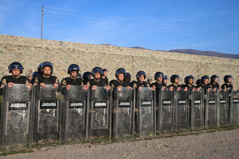 <p>'Boralar'�n vatan savunmas�nda �elikten iradeyle g�rev yapt���n� belirten Arslank�ran, 'Birli�imiz y�ksek disiplin anlay���, ileri seviye e�itim ve modern harekat kabiliyetiyle her �art ve co�rafyada g�rev icra edebilecek donan�ma sahiptir. Kuruldu�u g�nden bug�ne kadar Sur ve Nusaybin'de icra edilen hendek operasyonlar� ba�ta olmak �zere Gabar'dan Do�ubayaz�t'a kadar �lkemizin bir�ok kritik b�lgesinde ter�rle m�cadele faaliyetlerinde aktif rol alm��t�r. Sadece g�venlik g�revlerinde de�il, milletimizin zor zamanlar�nda da devletimizin g�c�n� ve �efkatini temsil etmi�tir.' dedi.</p>