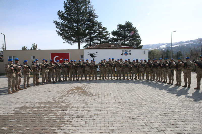 <p>Toplumsal olaylara m�dahale ve meskun mahalde ter�r operasyonu tatbikatlar� ger�ekle�tiren jandarma komandolar, ayr�ca Ba��iftlik Kayak Merkezi'nde karla kapl� alanda iglo (kardan ev) yapma ve burada ya�ama e�itimi ald�.</p>