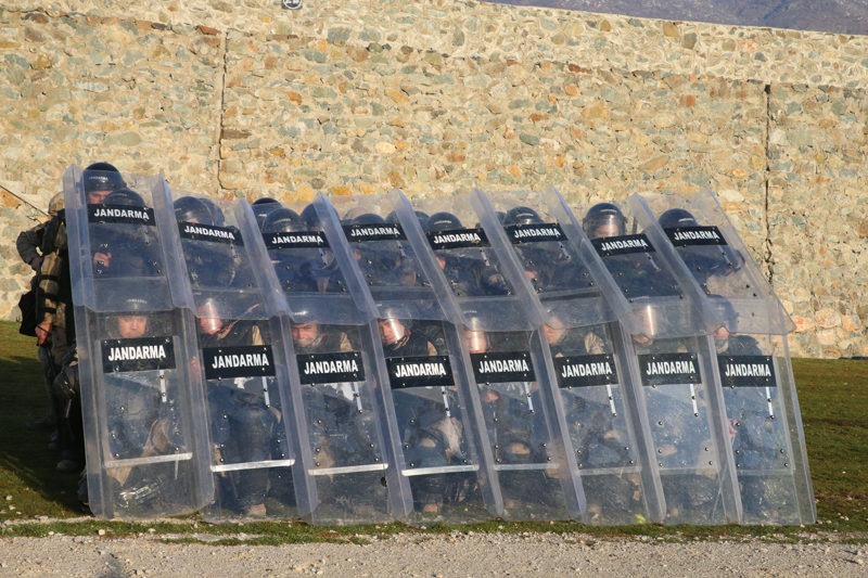 <p>Arslank�ran, 'Boralar'�n en b�y�k ba�ar�s�n�n g�rev yapt��� her b�lgede tesis edilen huzur ve milletin g�ven duygusu oldu�unu vurgulayarak, 'Tokat ve �evresinin ter�r unsurlar�ndan tamamen ar�nd�r�lmas�, b�lge halk�n�n emniyet i�inde ya�am�n� s�rd�rmesine sa�lanan katk�, birli�imiz i�in en b�y�k onur kayna��d�r. Hendek operasyonlar�nda, yurt i�i g�revlerde sergilenen kararl�l�k, cesaret ve fedakarl�k yaln�zca bir askeri ba�ar� de�il, ayn� zamanda vatan sevgisinin sahaya yans�yan g�stergesidir. Boralar i�in ba�ar�, verilen g�revin eksiksiz yerine getirilmesi, devletin ve milletin emanetine sadakatle sahip ��k�lmas�d�r.' ifadelerini kulland�.</p>