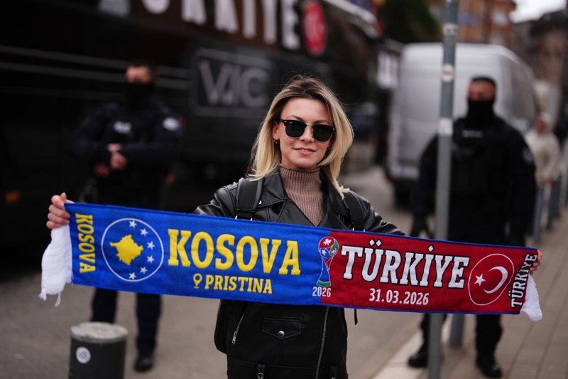 <p>Ba�kent Pri�tine'de bulunan Qendra Meydan�'nda toplanan T�rk ve Kosoval� taraftarlar, forma ve atk�lar�yla ma� saatini beklemeye ba�lad�.</p>