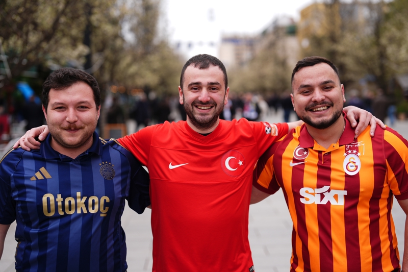<p>Fenerbah�e, Galatasaray, Be�ikta�, Bursaspor ba�ta olmak �zere bir�ok tak�m�n formas�yla A Milli Futbol Tak�m�'n�n konaklad��� otel �n�nde toplanan T�rk taraftarlar, yapt�klar� tezah�ratlarla tak�ma destek verdi.</p>