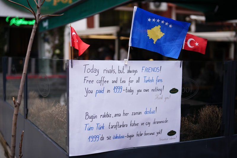<p>Kosoval� bir i�letmeci ise a�t��� pankartla T�rk taraftarlar�n �cretsiz �ay ve kahve alabilece�ini duyurdu.</p>