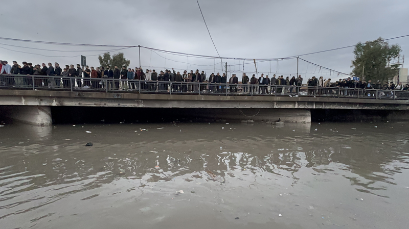 <p>Erbil'in Seydava Mahallesi'nde pazar yeri �evresine ara�lar�n� park eden baz� s�r�c�ler, ya��� sonras� geri d�nd�klerinde ara�lar�n� suyun i�inde buldu.</p>