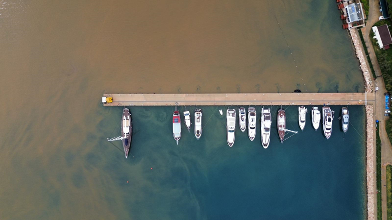 <p>Antalya'n�n Ka� il�esinde etkili olan ya����n ard�ndan deniz suyunun bir k�sm� kahverengiye d�nd�.</p>