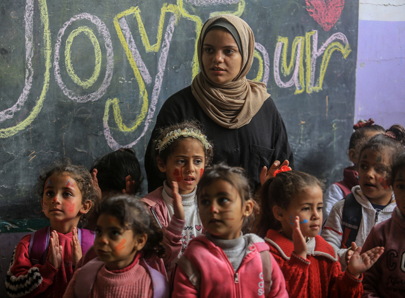 <p>Etkinlik, aralıksız süren saldırıların gölgesindeki Gazzeli çocuklara moral vermek ve savaşın yıkıcı psikolojik etkilerini bir nebze olsun unutturarak yüzlerini güldürmek amacıyla gerçekleştirildi.</p>