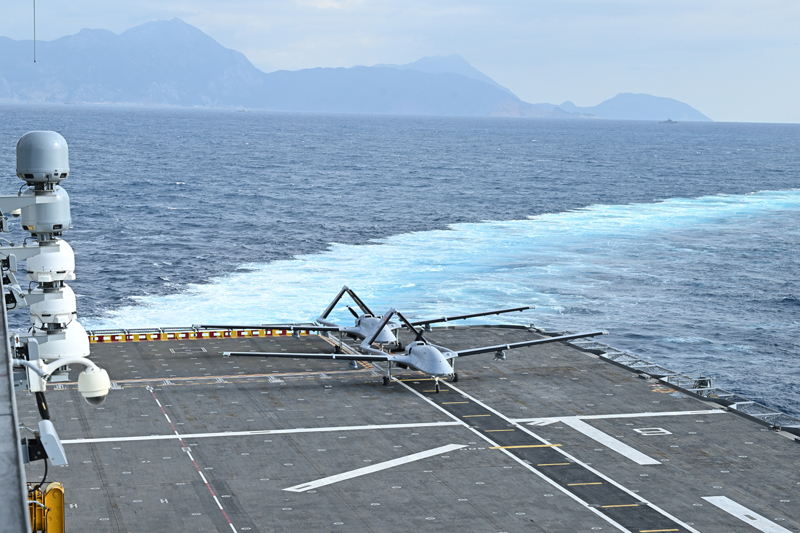 <p>Tatbikata, Deniz, Kara ve Hava Kuvvetleri Komutanl�klar� ile Sahil G�venlik Komutanl���ndan 1 amfibi h�cum gemisi, 12 f�rkateyn, 4 korvet, 14 h�cumbot, 8 denizalt�, 8 may�n avlama gemisi, 16 karakol gemisi, 20 amfibi ��karma gemisi, 29 yard�mc� s�n�f gemi, 2 sahil g�venlik gemisi ve 6 sahil g�venlik botu olmak �zere 120 gemi, 50 hava vas�tas� ve 15 bin personel kat�ld�. Tatbikatta ayr�ca 5 insans�z deniz arac� da g�rev ald�.</p>