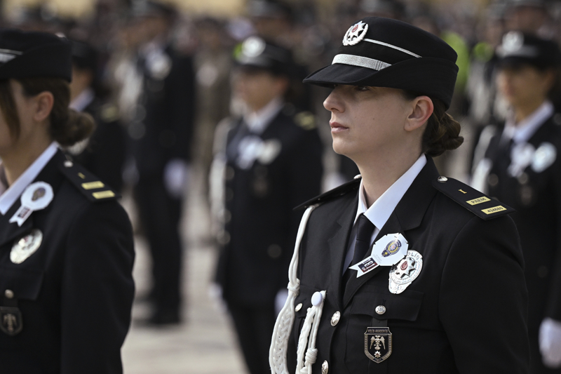 <p>'Cumhuriyetimizin Banisi, Gazi Mustafa Kemal Atat�rk; Mensubu olmaktan b�y�k bir onur duydu�um ve mazisine nice kahramanl�k destan�n� s��d�rm��, T�rk Polis Te�kilat�'n�n, 181'inci Kurulu� Y�l D�n�m� vesilesiyle, kahraman mesai arkada�lar�mla birlikte, sayg�yla huzurunuzday�z. Emniyet Te�kilat�m�z, kuruldu�u 1845'ten bu yana, yurdumuzun her bir k��esinde, huzur ve g�venli�in sa�lanmas� i�in, hi�bir fedakarl�ktan ka��nmadan �al��may� s�rd�rmektedir. Su� ve su�luyla m�cadelede �st�n bir azim ve kararl�l�kla g�rev yapmakta, milletimizin huzurunu tehdit eden her t�rl� su� oda��na kar��, tavizsiz bir duru� sergilemektedir. Milletine adanm��l�k ve vatan u�runa fedakarl�k miras�n� ta��yan ecdad�m�z�n ferasetiyle, �lkemizin b�t�nl���n� ve milletimizin birli�ini, ebediyen muhafaza etmekte kararl�d�r.</p>