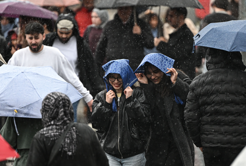 <p>Avrupa Yakası'nda Beşiktaş, Şişli, Zeytinburnu, Esenler, Sultangazi'de, Anadolu Yakası'nda ise Ümraniye'de dolu kısa süreli etkisini gösterdi.</p>