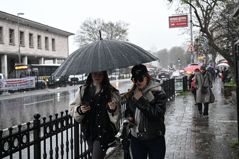 <p>Kentin bazı bölgelerinde etkisini sürdüren sağanak, bazı ilçelerde yerini doluya bıraktı.</p>